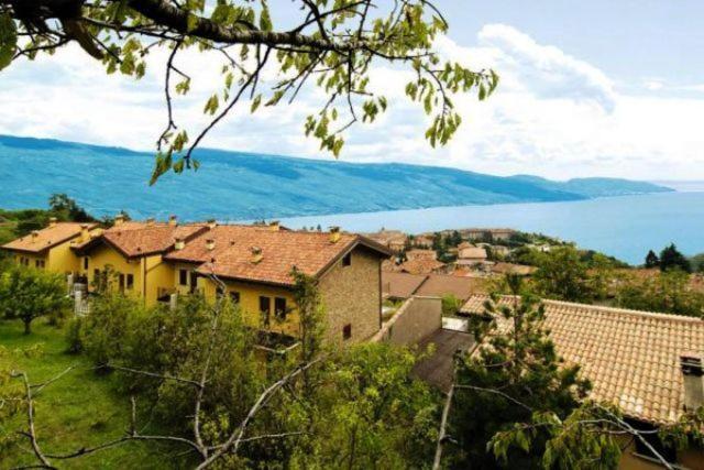 Residence Mirena - Rebomaholidays Tignale Bagian luar foto